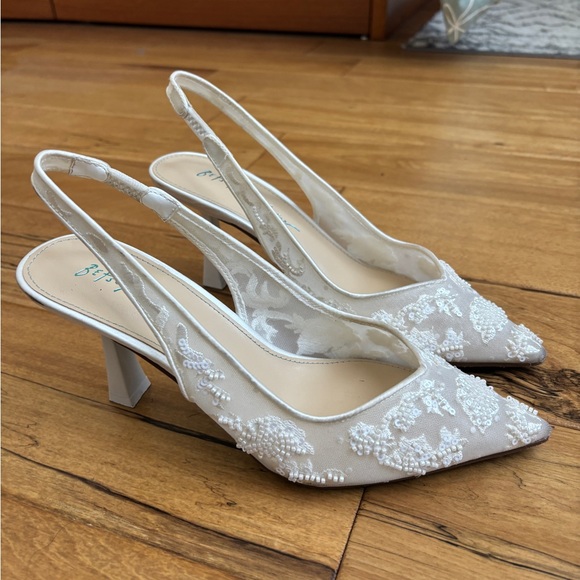 Betsey Johnson Ivory embroidered Nikki Heels size 6.5 - Picture 3 of 6